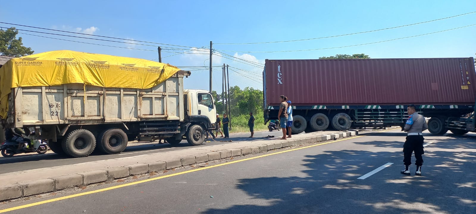 Ban Depan Pecah, Truk Kontainer Kecelakaan Tunggal di Jalur Babat-Lamongan, Sempat Picu Kemacetan