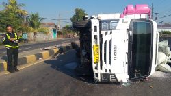 Diduga Kurang Konsentrasi, Truk Elf Terguling di Mojoagung Usai Tabrak Median Jalan