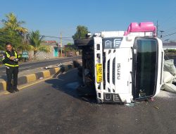 Diduga Kurang Konsentrasi, Truk Elf Terguling di Mojoagung Usai Tabrak Median Jalan