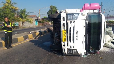 Diduga Kurang Konsentrasi, Truk Elf Terguling di Mojoagung Usai Tabrak Median Jalan