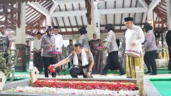 Jelang Hari Bhayangkara ke-80, Kapolri Ziarah ke Makam Gus Dur di Tebuireng