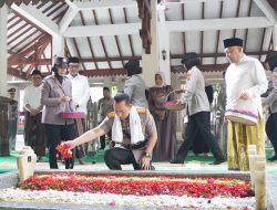Jelang Hari Bhayangkara ke-80, Kapolri Ziarah ke Makam Gus Dur di Tebuireng
