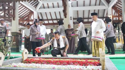 Jelang Hari Bhayangkara ke-80, Kapolri Ziarah ke Makam Gus Dur di Tebuireng
