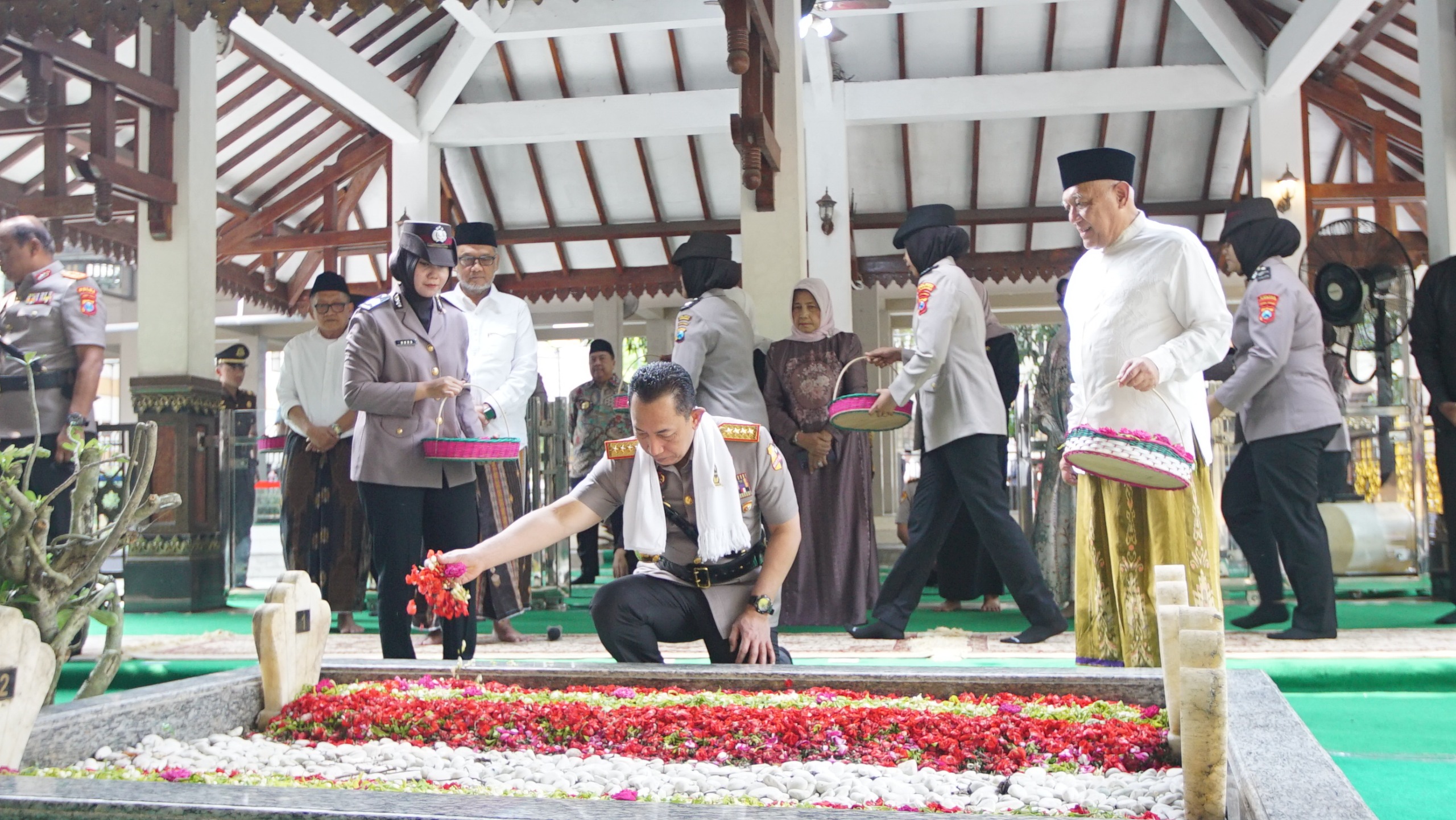 Jelang Hari Bhayangkara ke-80, Kapolri Ziarah ke Makam Gus Dur di Tebuireng