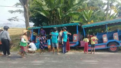 Kereta Kelinci Alami Kecelakaan Tunggal di Gudo Jombang, Tiga Penumpang Dilarikan ke Rumah Sakit
