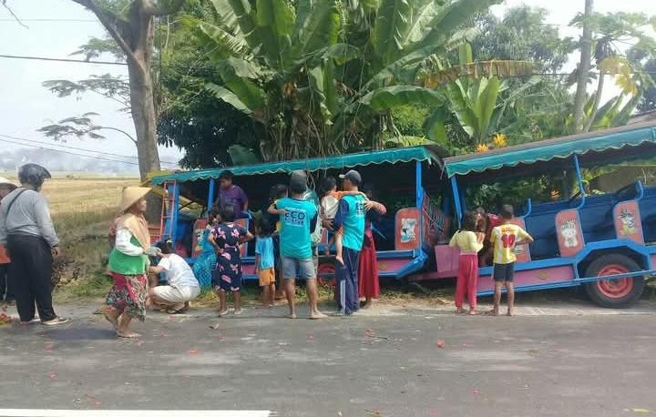 Kereta Kelinci Alami Kecelakaan Tunggal di Gudo Jombang, Tiga Penumpang Dilarikan ke Rumah Sakit