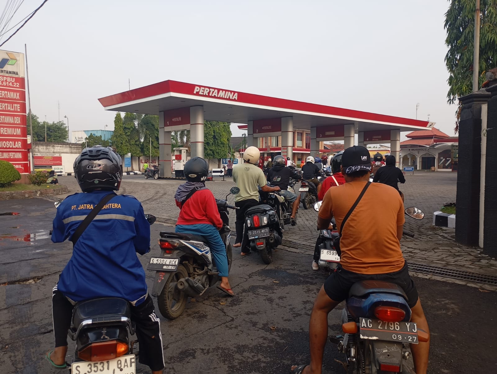 Kelangkaan Pertalite Terjadi di Sejumlah SPBU Jombang, Pengendara Terpaksa Beralih ke Pertamax