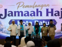 Nurochman Kembali dari Tanah Suci, Kendali Pemerintahan Kota Batu Diserahkan Kembali oleh Heli Suyanto