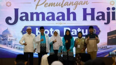 Nurochman Kembali dari Tanah Suci, Kendali Pemerintahan Kota Batu Diserahkan Kembali oleh Heli Suyanto