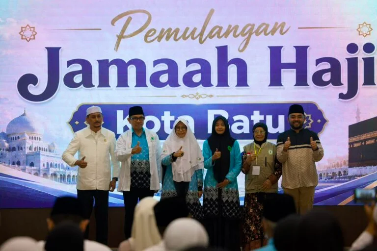 Nurochman Kembali dari Tanah Suci, Kendali Pemerintahan Kota Batu Diserahkan Kembali oleh Heli Suyanto