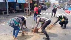 Satlantas Polres Batu Sigap Bersihkan Tumpahan Material Cor di Jalan, Antisipasi Kecelakaan