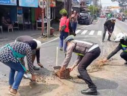 Satlantas Polres Batu Sigap Bersihkan Tumpahan Material Cor di Jalan, Antisipasi Kecelakaan