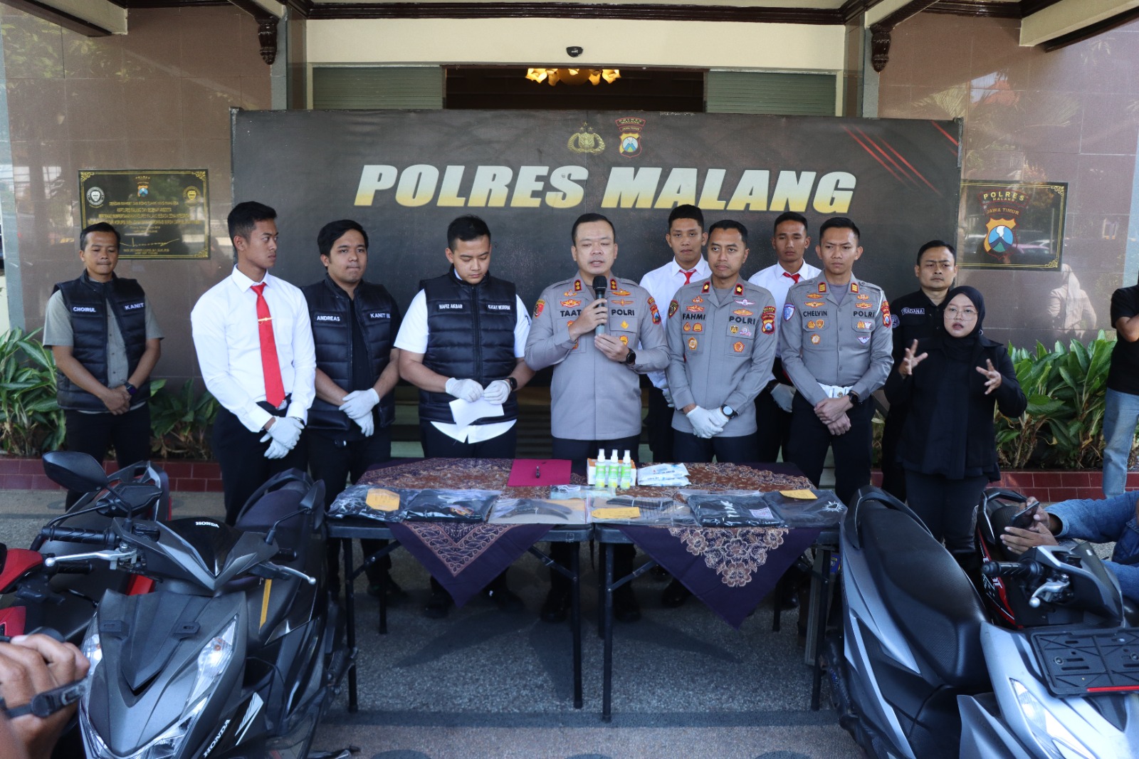 Polres Malang Amankan Dua Pemuda Bawa Sajam Saat Penyekatan Malam 1 Suro