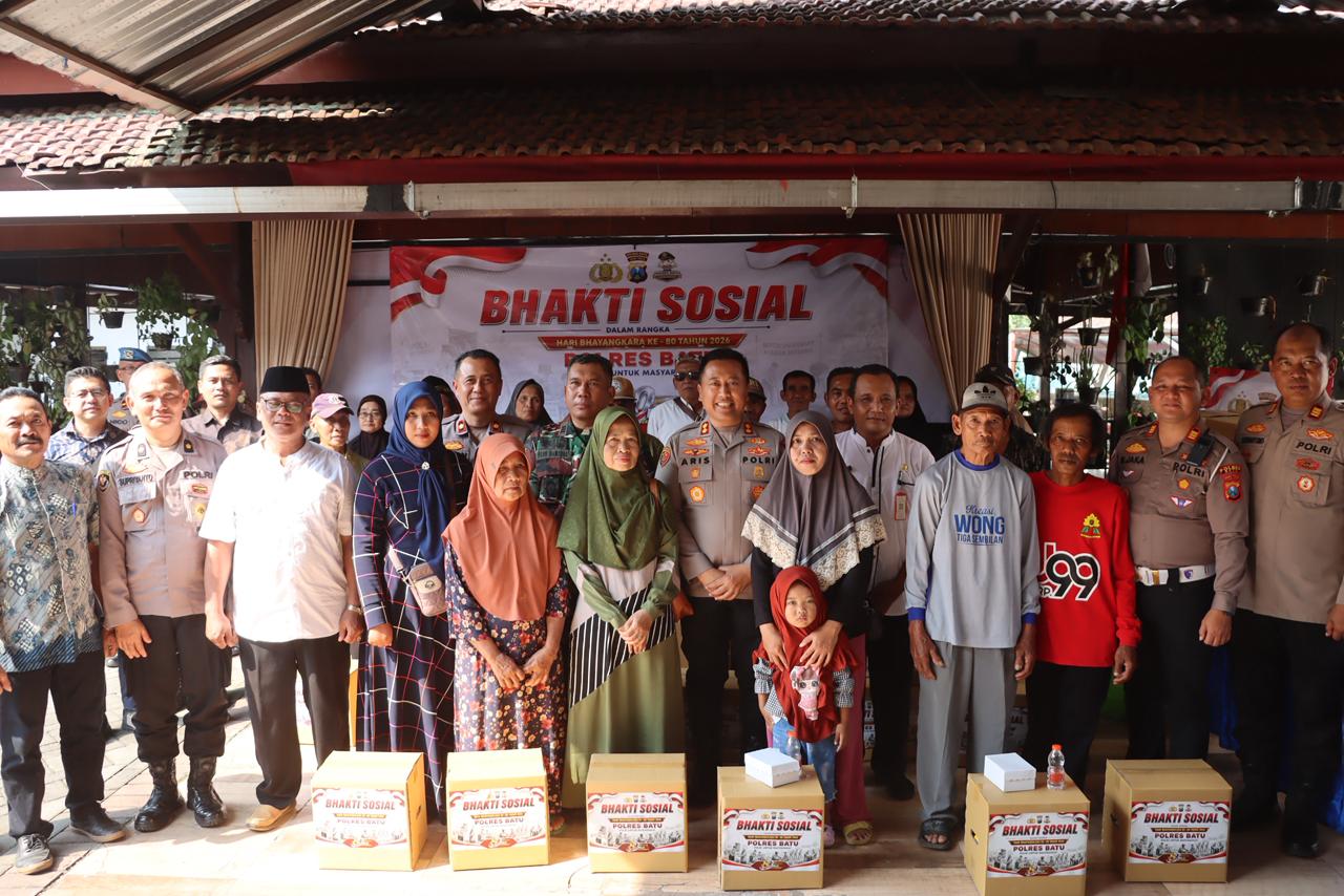 Sambut HUT Bhayangkara ke-80, Polres Batu Salurkan Bantuan Sosial untuk Warga Kurang Mampu