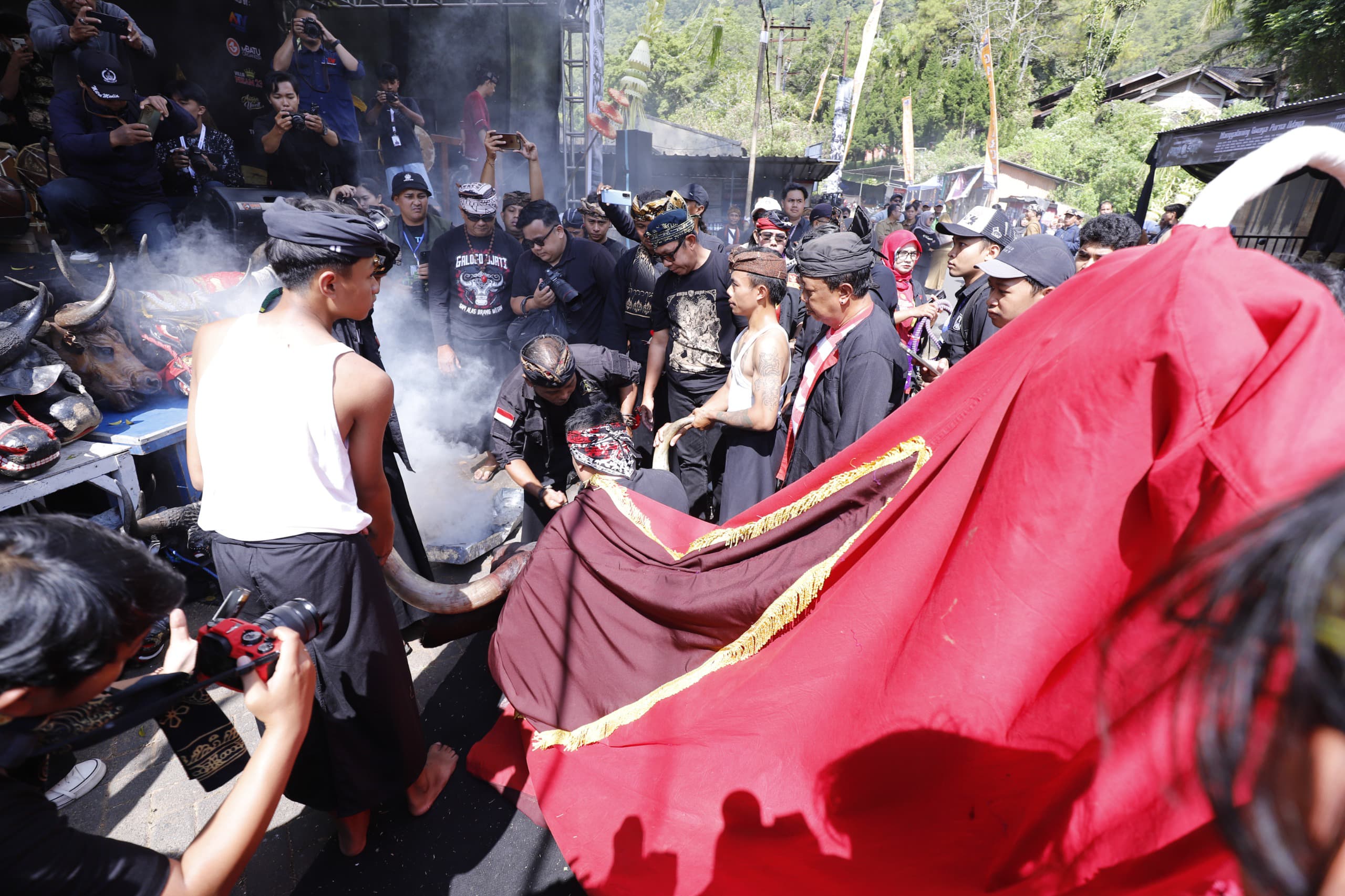 Kirab Banteng 1 Suro Empu Supo Jadi Wadah Pelestarian Budaya dan Penguat Identitas Kota Batu