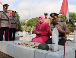 Peringati Hari Bhayangkara ke-80, Kapolres Batu Pimpin Ziarah dan Salurkan Tali Asih kepada Purnawirawan