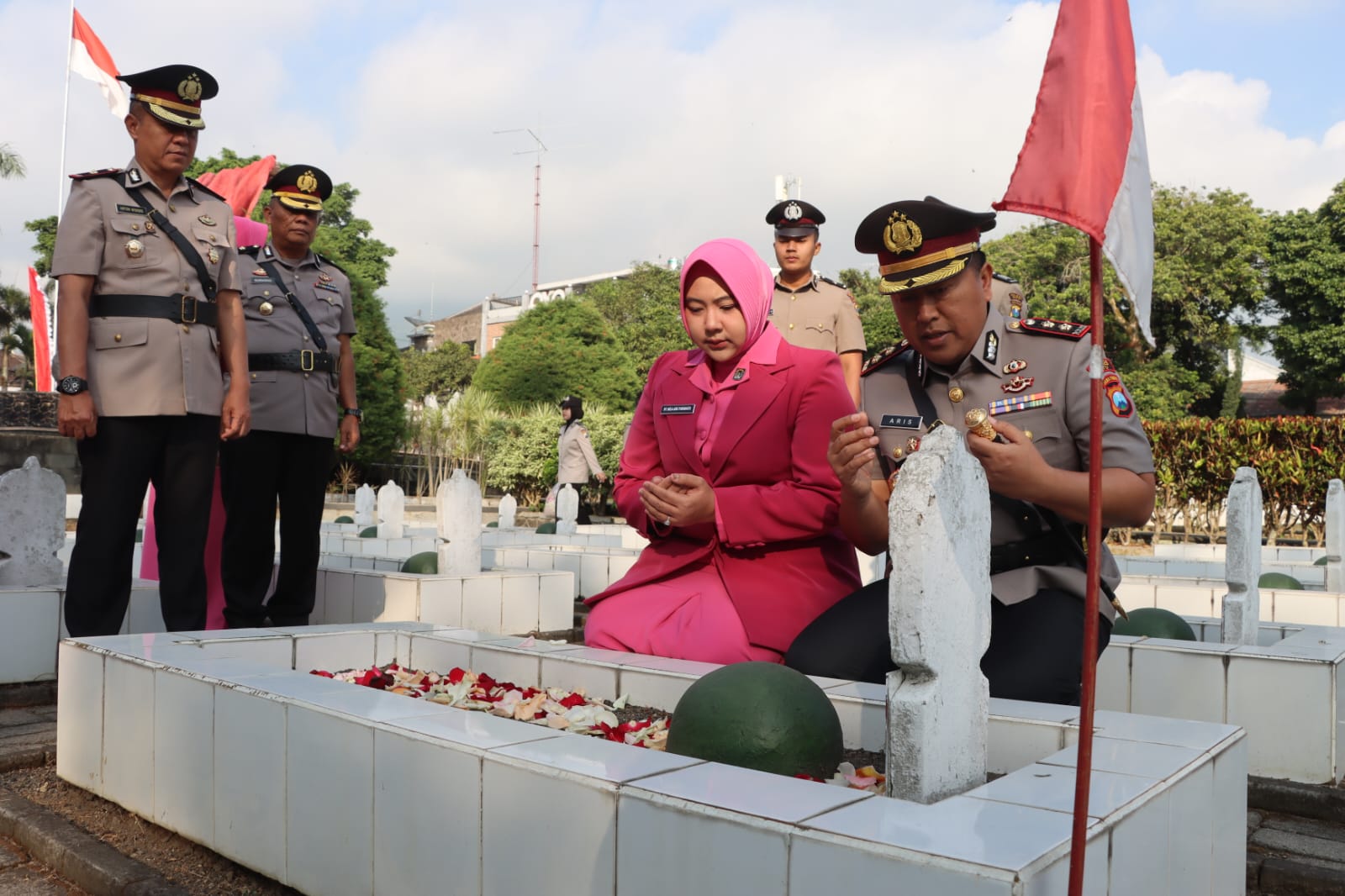 Peringati Hari Bhayangkara ke-80, Kapolres Batu Pimpin Ziarah dan Salurkan Tali Asih kepada Purnawirawan