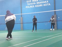 Jaga Kekompakan Antarpegawai, Wali Kota Kediri Olahraga Badminton Bersama
