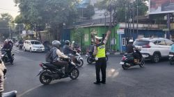 Sapa Pagi di Simpang Tiga Burengan, Aiptu Sigit Jaga Kelancaran Arus Lalu Lintas
