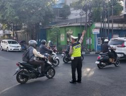 Sapa Pagi di Simpang Tiga Burengan, Aiptu Sigit Jaga Kelancaran Arus Lalu Lintas
