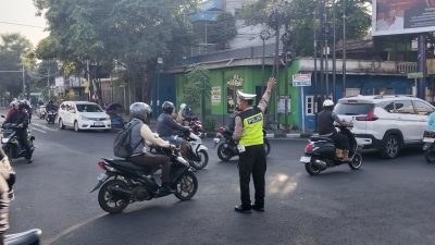 Sapa Pagi di Simpang Tiga Burengan, Aiptu Sigit Jaga Kelancaran Arus Lalu Lintas