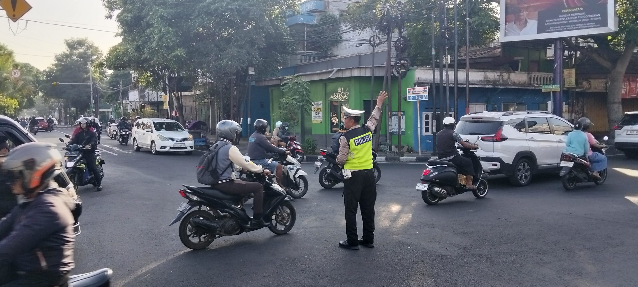 Sapa Pagi di Simpang Tiga Burengan, Aiptu Sigit Jaga Kelancaran Arus Lalu Lintas