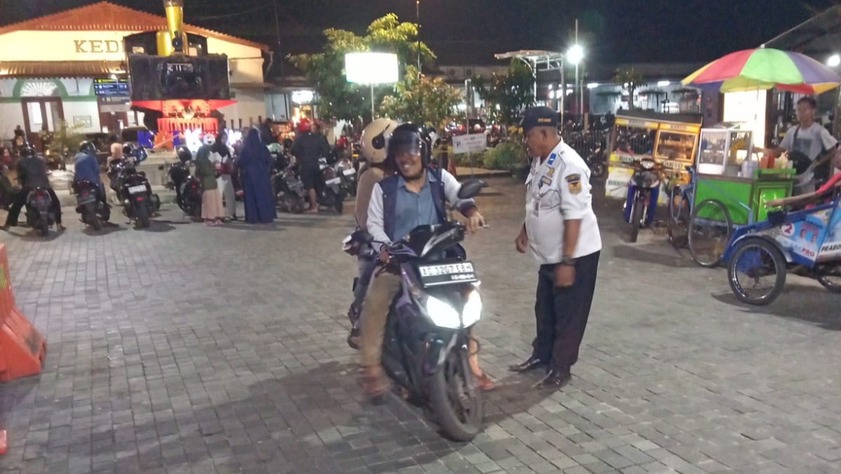 Dishub Kota Kediri Uji Coba Parkir Satu Sisi di Jalan Stasiun, Fokus Ciptakan Lalu Lintas Lebih Tertib