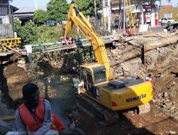 Pipa Distribusi PDAM Bocor Terdampak Proyek Jembatan Kaliombo, Perumda Tirta Dhaha Soroti Pentingnya Koordinasi