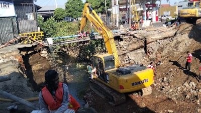 Pipa Distribusi PDAM Bocor Terdampak Proyek Jembatan Kaliombo, Perumda Tirta Dhaha Soroti Pentingnya Koordinasi