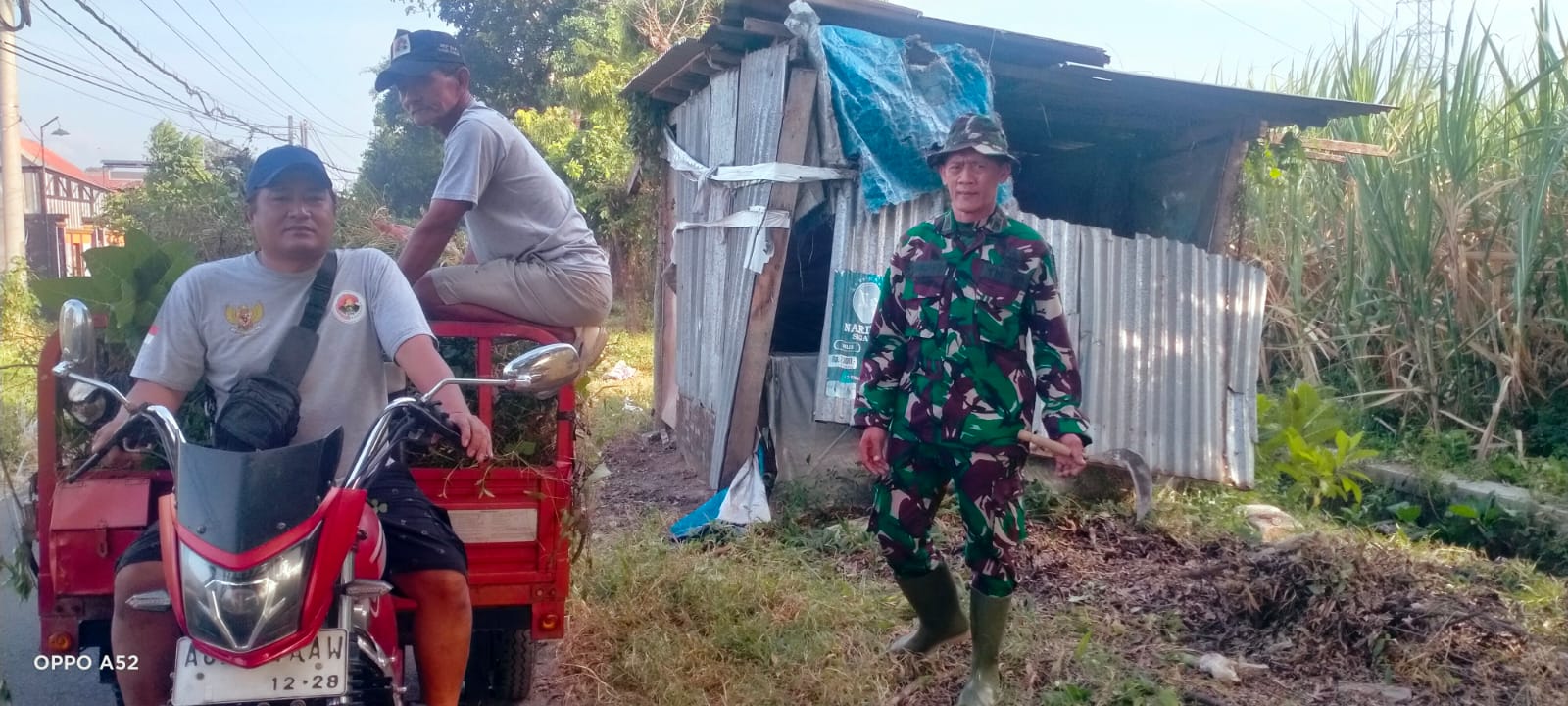 Bersihkan Bantaran Sungai, Koramil 0809/02 Pesantren Gelar Karya Bakti Cegah Banjir