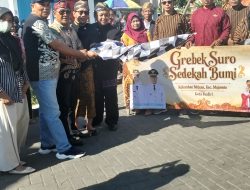 Kirab Sedekah Bumi Mrican Semarakkan 1 Suro, Ribuan Warga Padati Jalur Prosesi Budaya