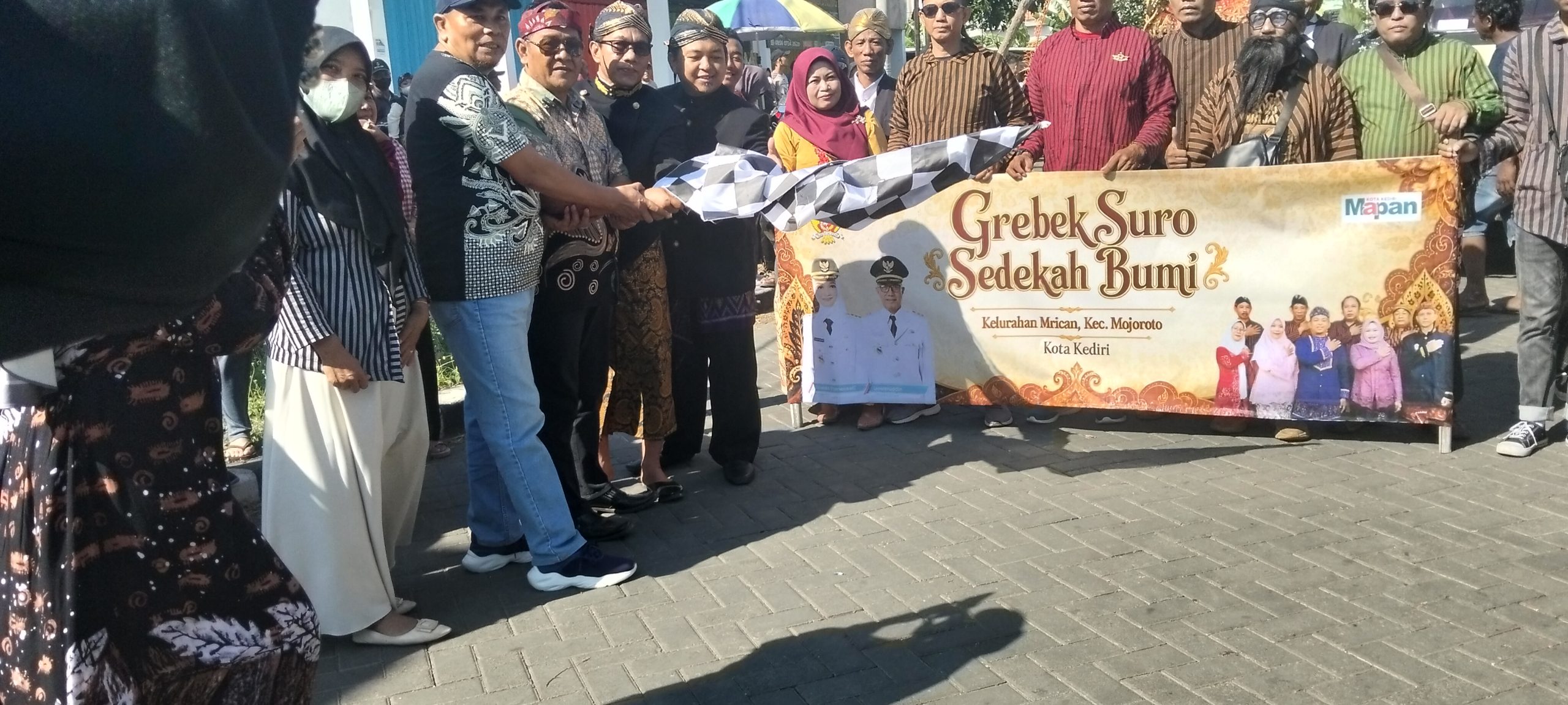 Kirab Sedekah Bumi Mrican Semarakkan 1 Suro, Ribuan Warga Padati Jalur Prosesi Budaya