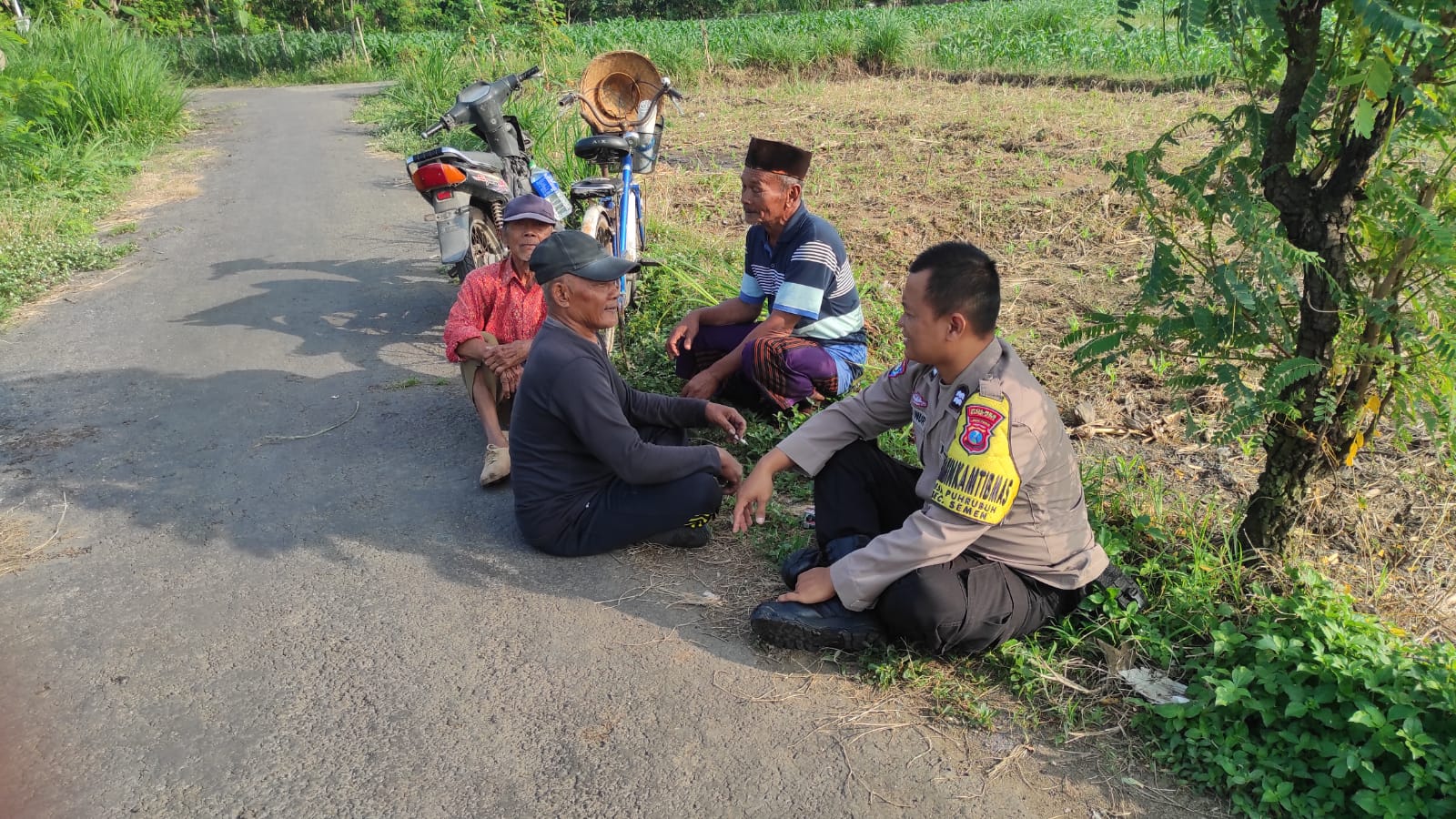 Bhabinkamtibmas Desa Puhrubuh Perkuat Sinergi dengan Kelompok Tani