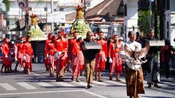 Ribuan Warga Berebut Gunungan Sayur di Makam Bung Karno, Diyakini Membawa Berkah