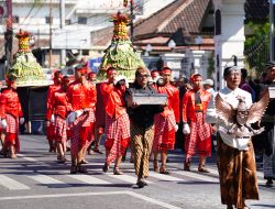 Ribuan Warga Berebut Gunungan Sayur di Makam Bung Karno, Diyakini Membawa Berkah