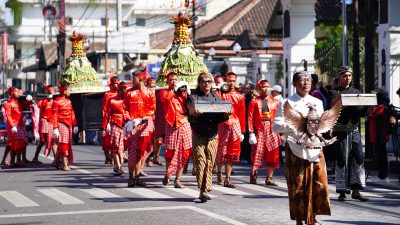 Ribuan Warga Berebut Gunungan Sayur di Makam Bung Karno, Diyakini Membawa Berkah