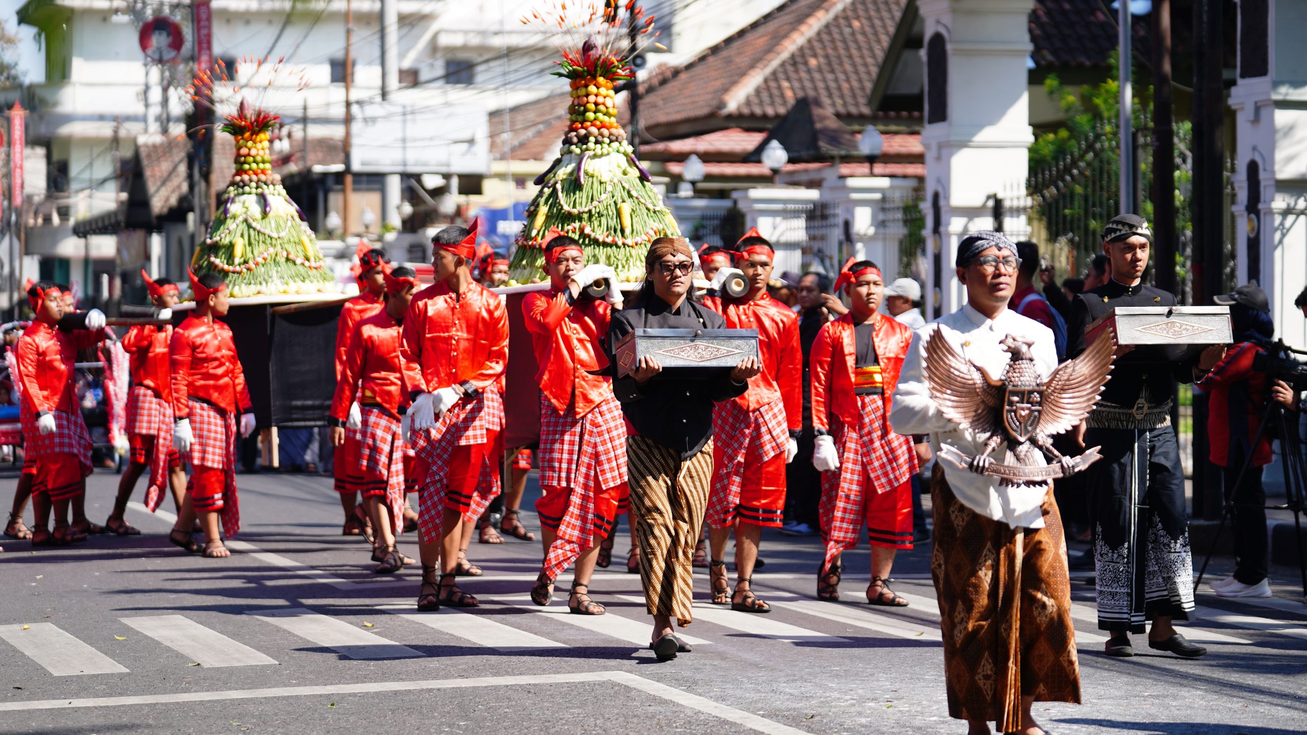 Ribuan Warga Berebut Gunungan Sayur di Makam Bung Karno, Diyakini Membawa Berkah