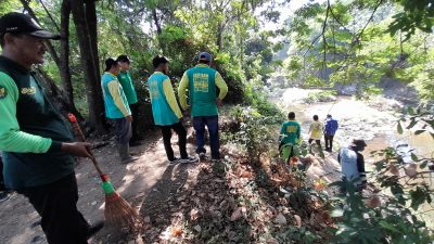 DLHKP Kota Kediri Bersihkan Kali Kedak, Ajak Warga Peduli Lingkungan dan Cegah Banjir