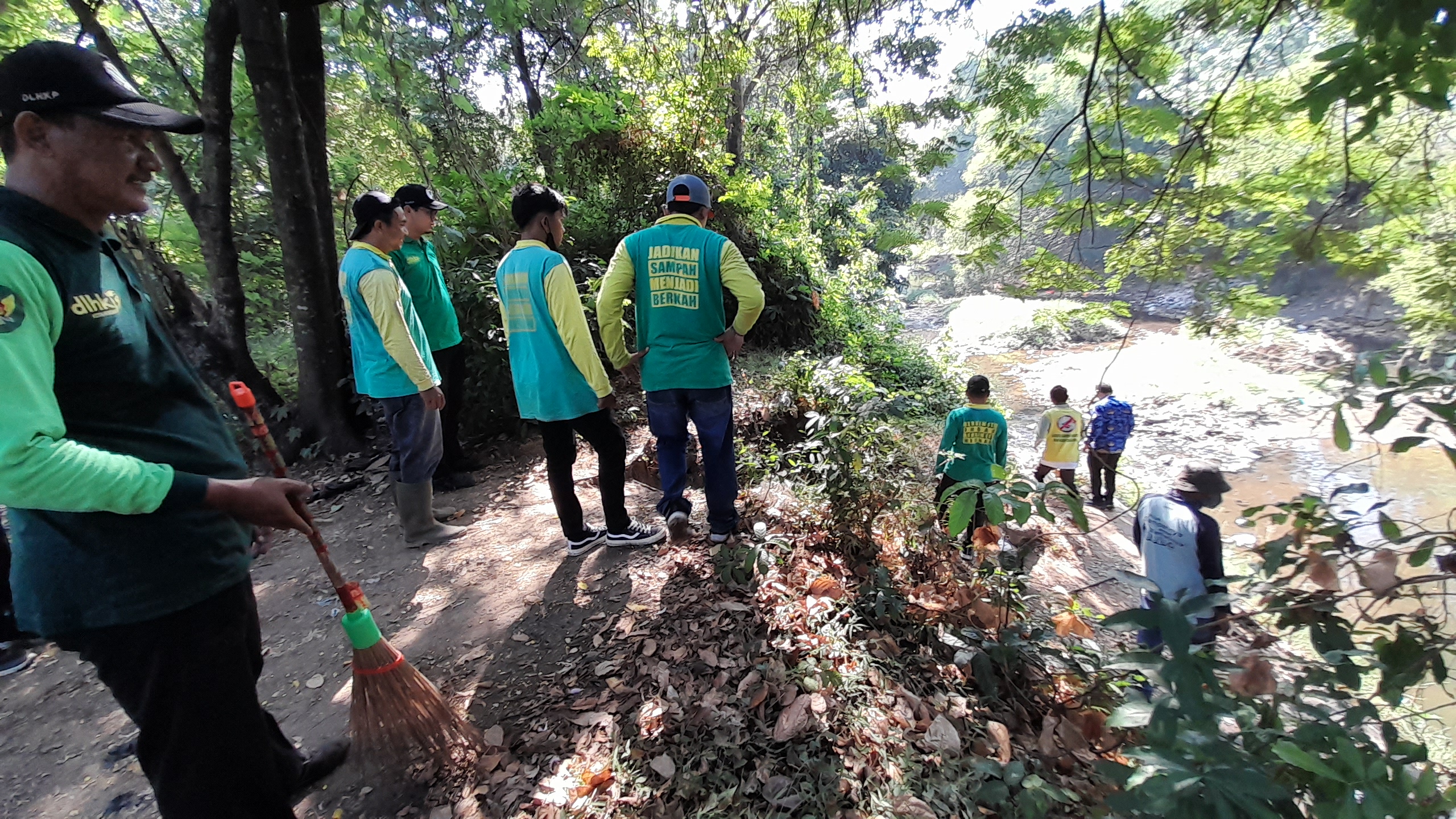 DLHKP Kota Kediri Bersihkan Kali Kedak, Ajak Warga Peduli Lingkungan dan Cegah Banjir