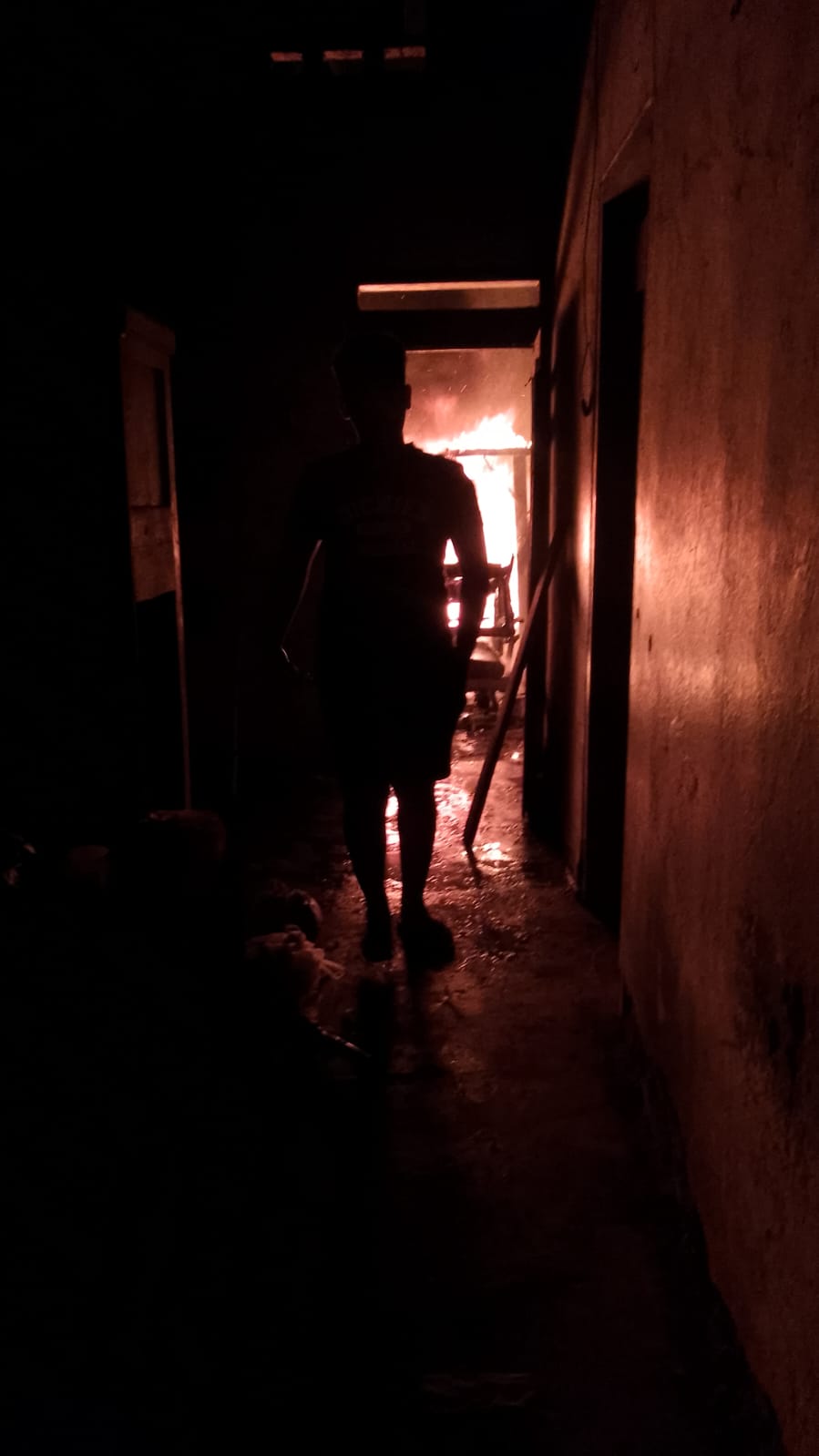 Diduga Akibat Korsleting Listrik, Rumah Warga Kandangan Terbakar