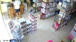 Modus Tukar Uang, Dua WNA Terekam CCTV Diduga Gasak Uang Kasir Toko di Ponorogo
