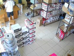 Modus Tukar Uang, Dua WNA Terekam CCTV Diduga Gasak Uang Kasir Toko di Ponorogo