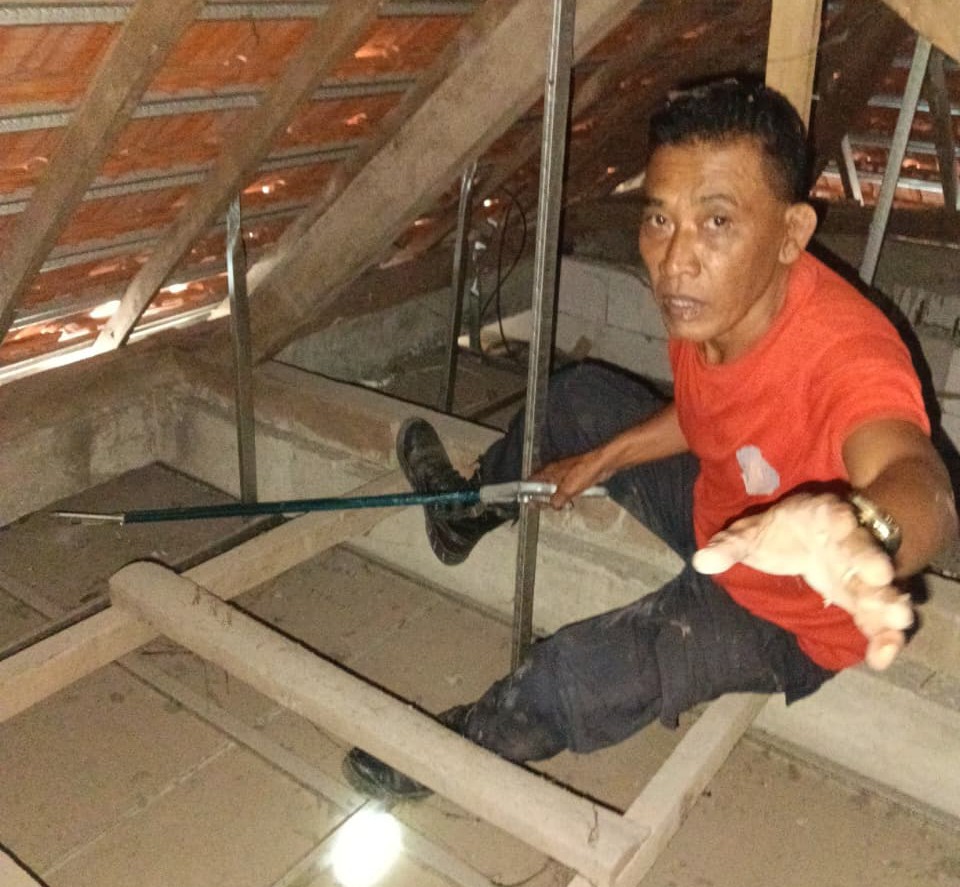Biawak Masuk Rumah, Petugas Damkar Pare Berhasil Evakuasi Reptil dari Plafon