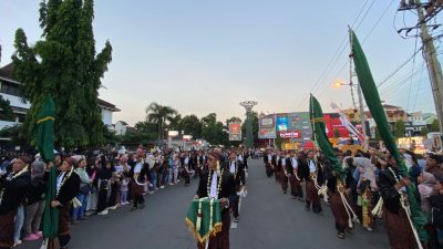 Ratusan Ribu Warga Padati Kirab dan Jamasan Pusaka Sambut Malam 1 Suro di Ponorogo