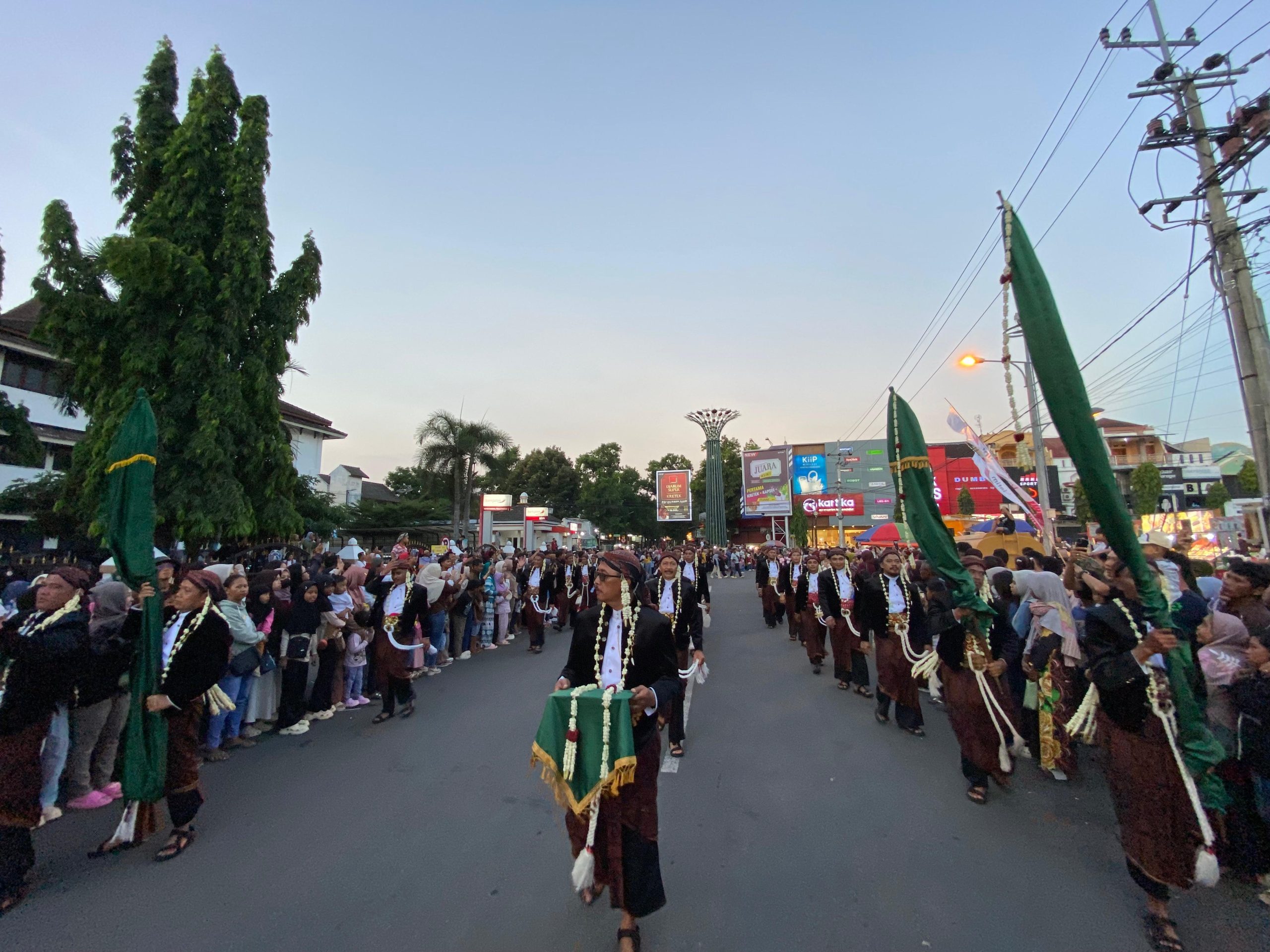 Ratusan Ribu Warga Padati Kirab dan Jamasan Pusaka Sambut Malam 1 Suro di Ponorogo