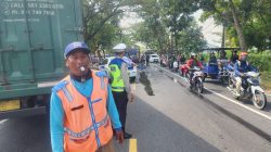 Ban Pecah, Truk Muatan Air Mineral Terbalik di Sukomoro Nganjuk, Dua Orang Alami Luka Ringan