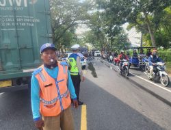 Ban Pecah, Truk Muatan Air Mineral Terbalik di Sukomoro Nganjuk, Dua Orang Alami Luka Ringan