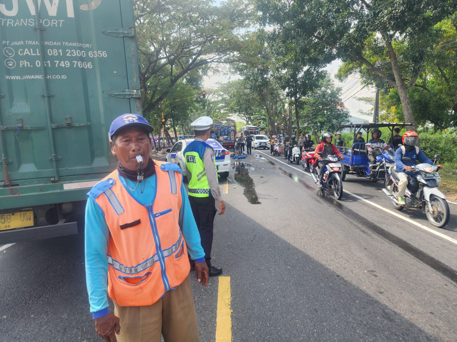 Ban Pecah, Truk Muatan Air Mineral Terbalik di Sukomoro Nganjuk, Dua Orang Alami Luka Ringan