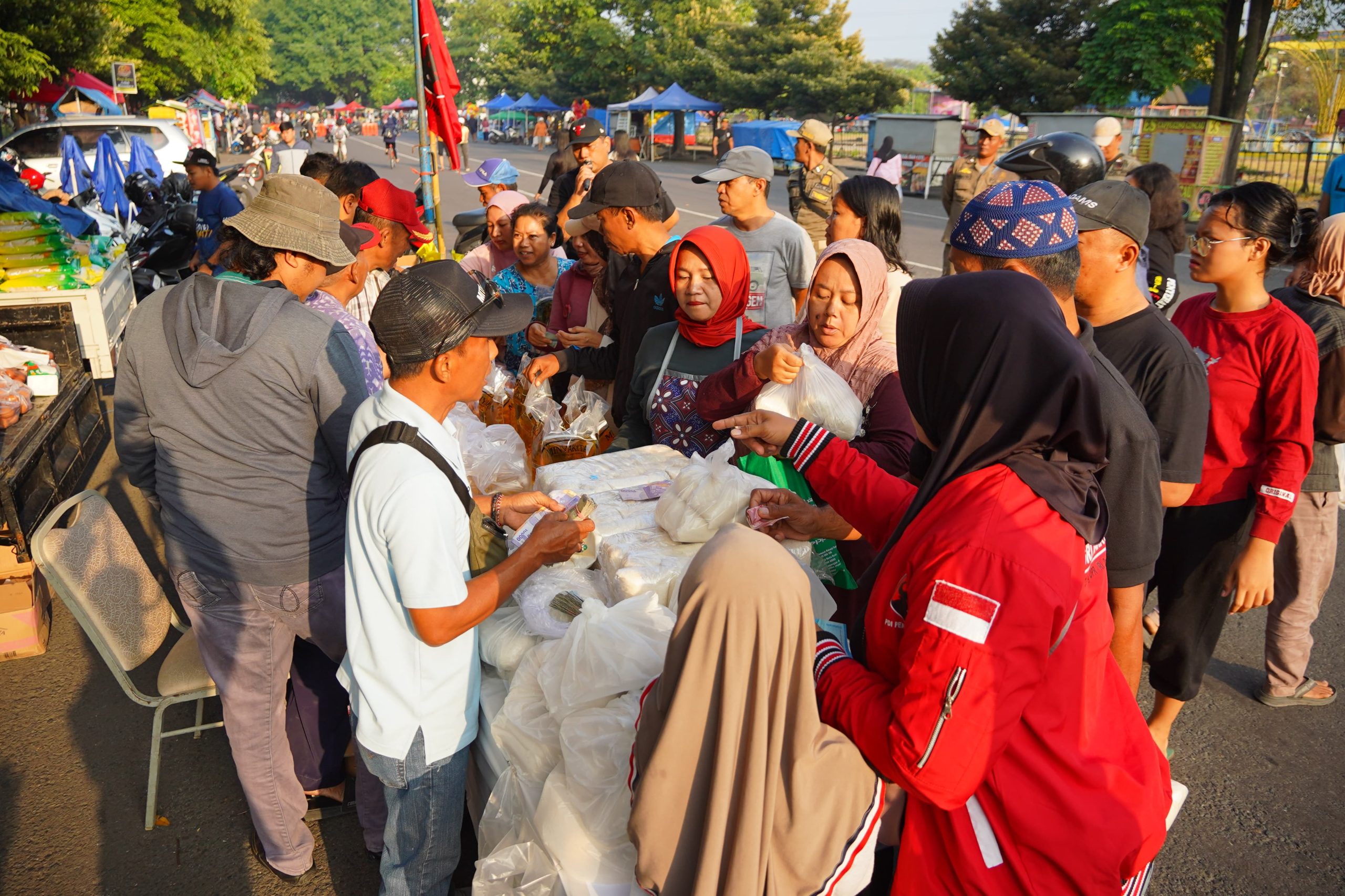 PDI Perjuangan Kabupaten Kediri Gelar Bakti Sosial Bulan Bung Karno, Sediakan Layanan Kesehatan dan Pasar Murah