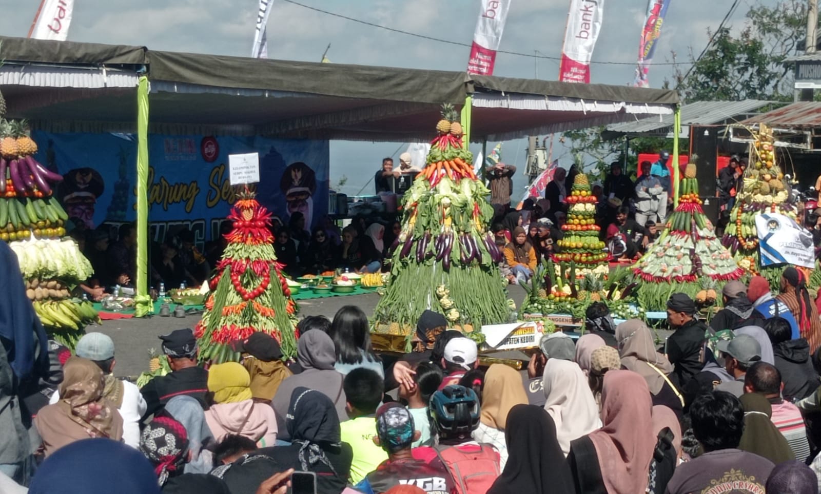 Ribuan Warga Padati Larung Sesaji Gunung Kelud, Tradisi Sakral Sekaligus Magnet Wisata Budaya Kediri